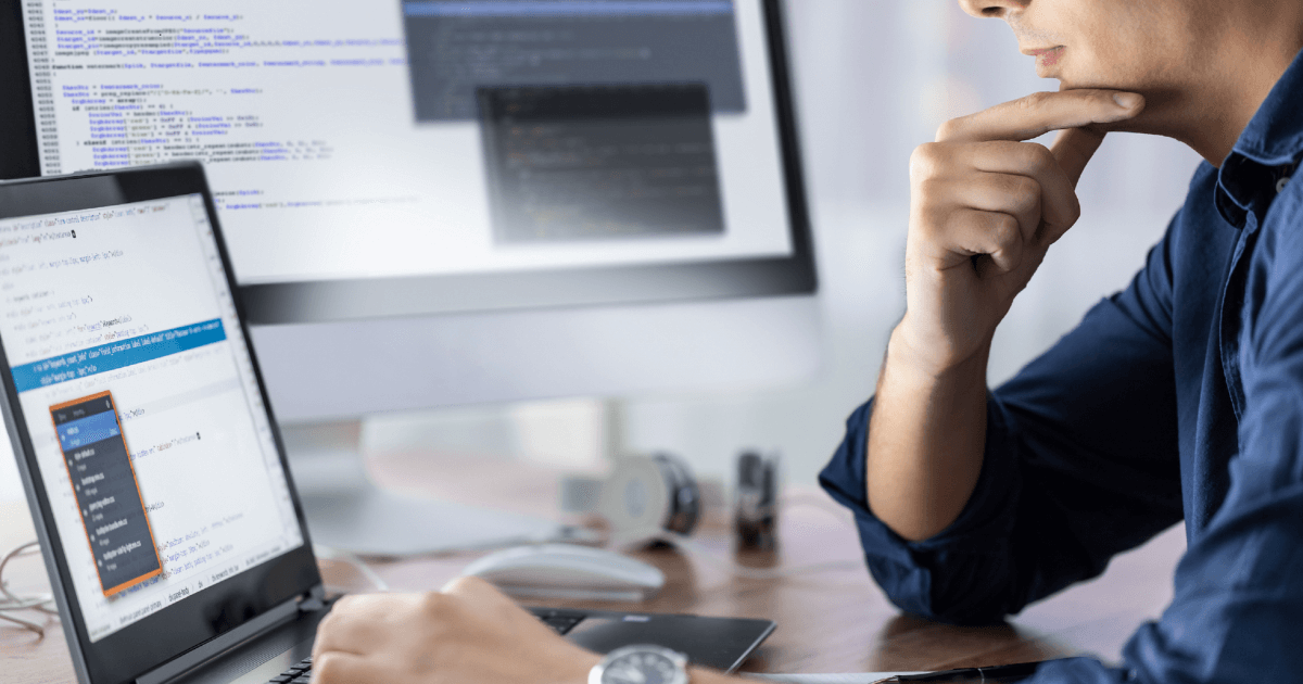 Nagłówki bezpieczeństwa w WordPress: Wdrożenie HSTS, CSP i innych – krok po kroku - zdjęcie mężczyzny przez komputerem - Security Headers - Cabeceras de seguridad